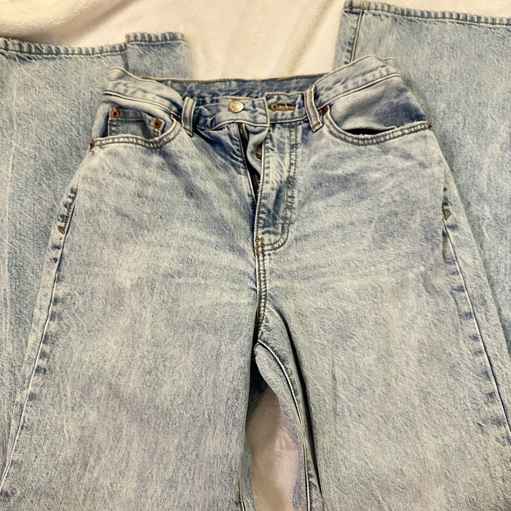 Daze ripped mom jean light blue wash